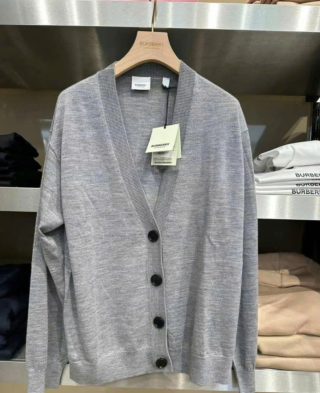 Cardigan Burberry Cổ Tim