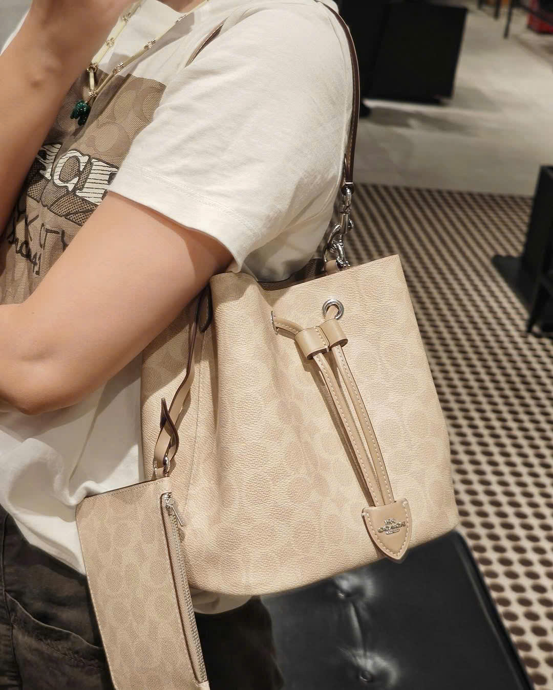 Túi Coach Rowan Bucket