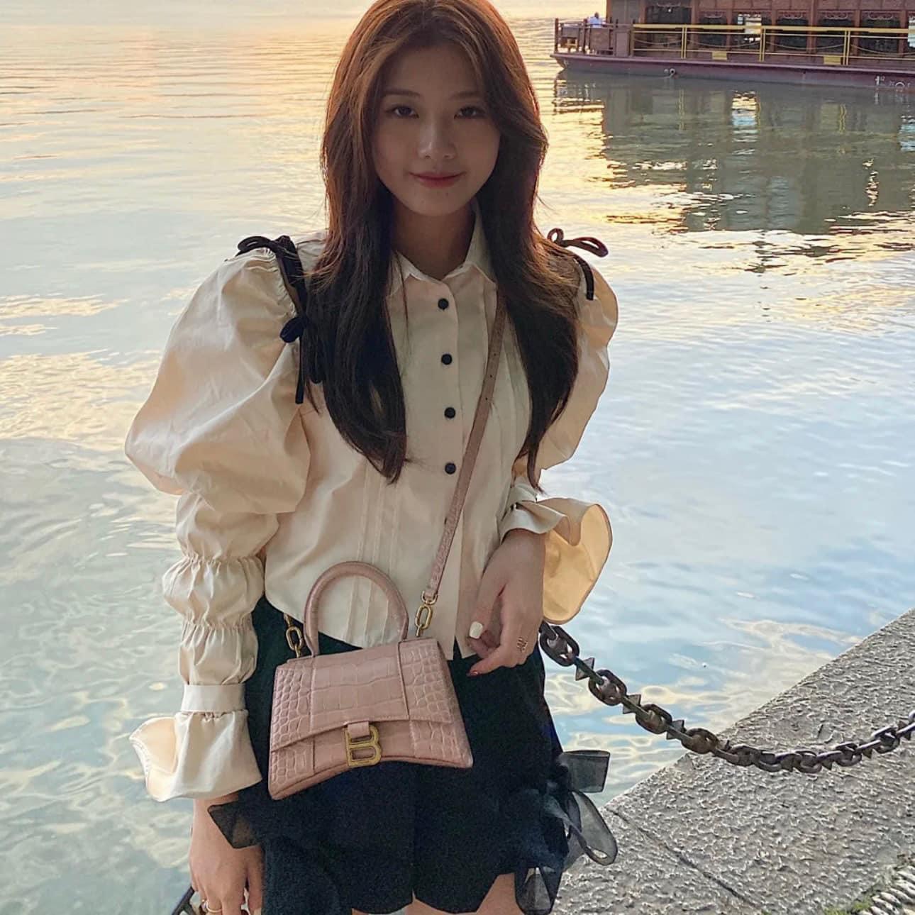 Túi Balenciaga Hourglass croc nude