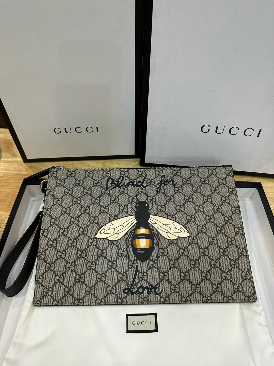 Túi Clutch Gucci Bee Print nam