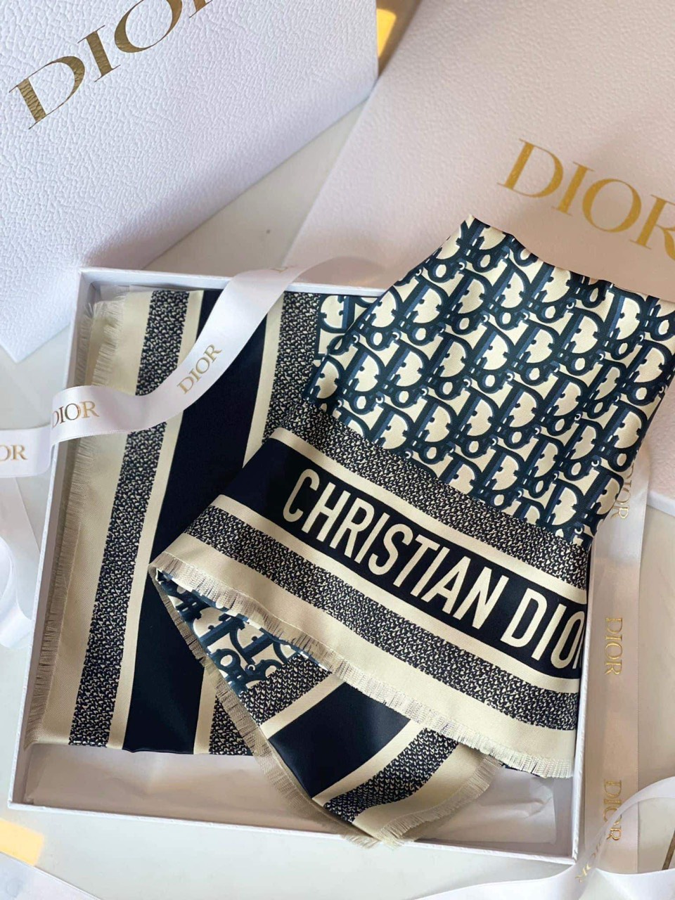 Khăn Dior