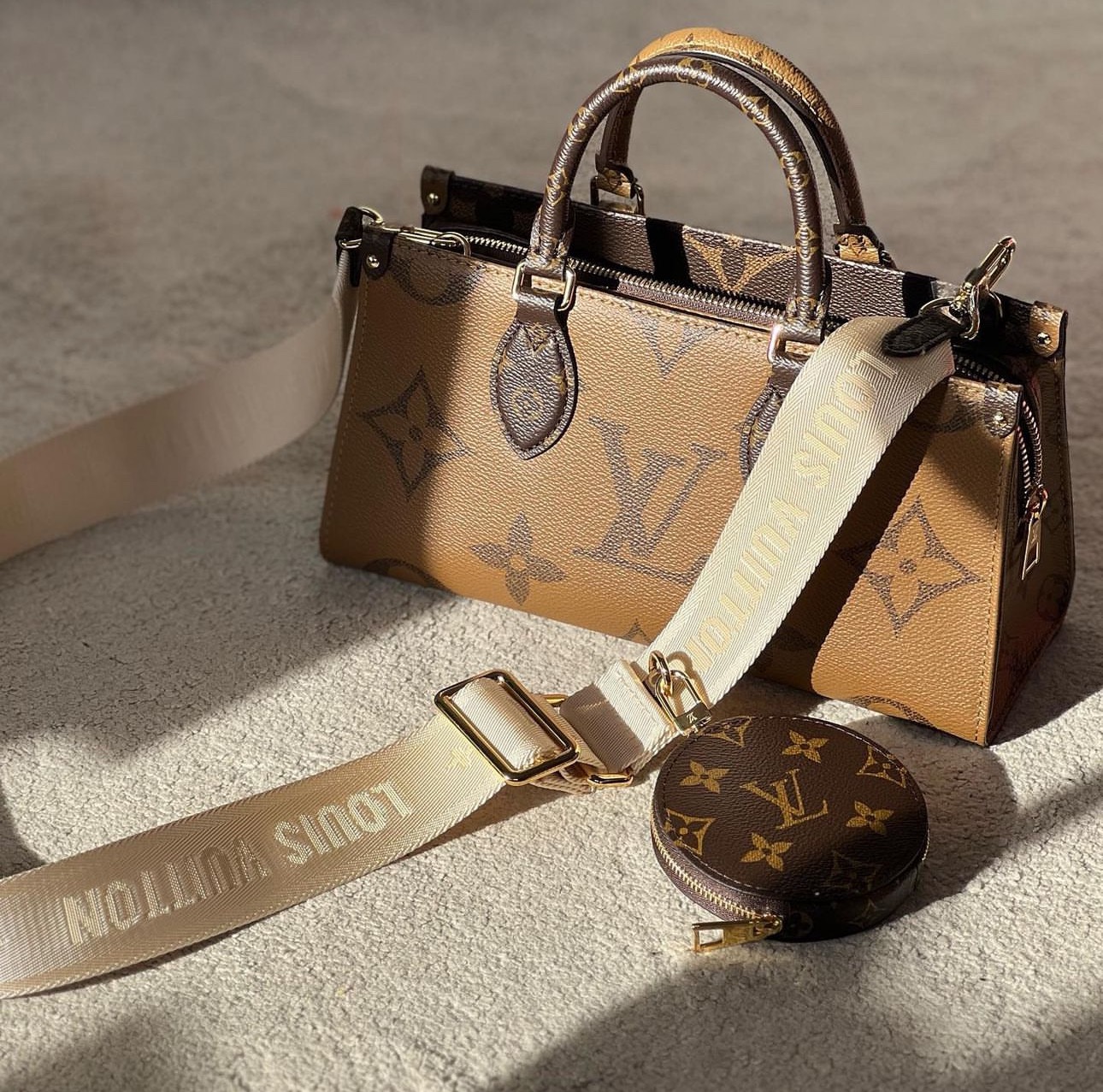 Túi LOUIS VUITTON Onthego Eastwest