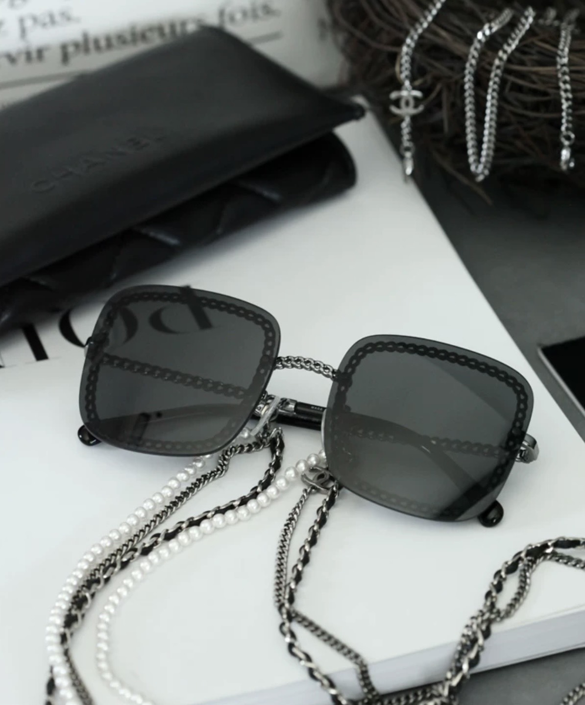 Kính CHANEL ngọc trai limited