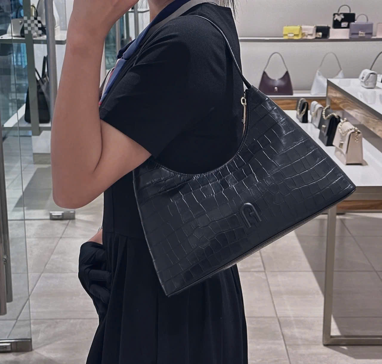 Túi Furla Diamante small đen da croc
