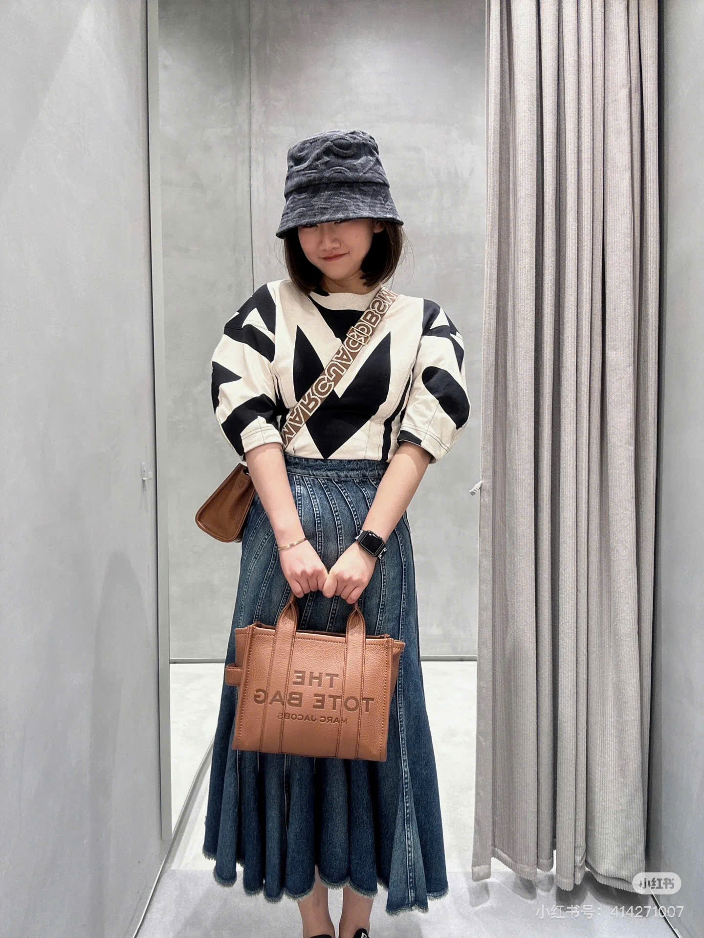 Túi Tote Nữ Marc Jacobs Women's Brown The Small Tote Leather Bag