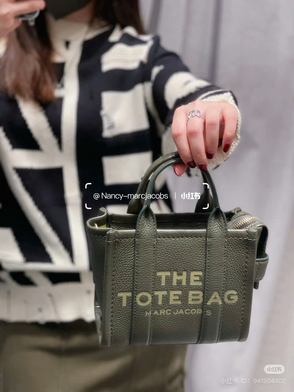 Túi Tote Marc Jacobs The Leather Micro Tote Bag