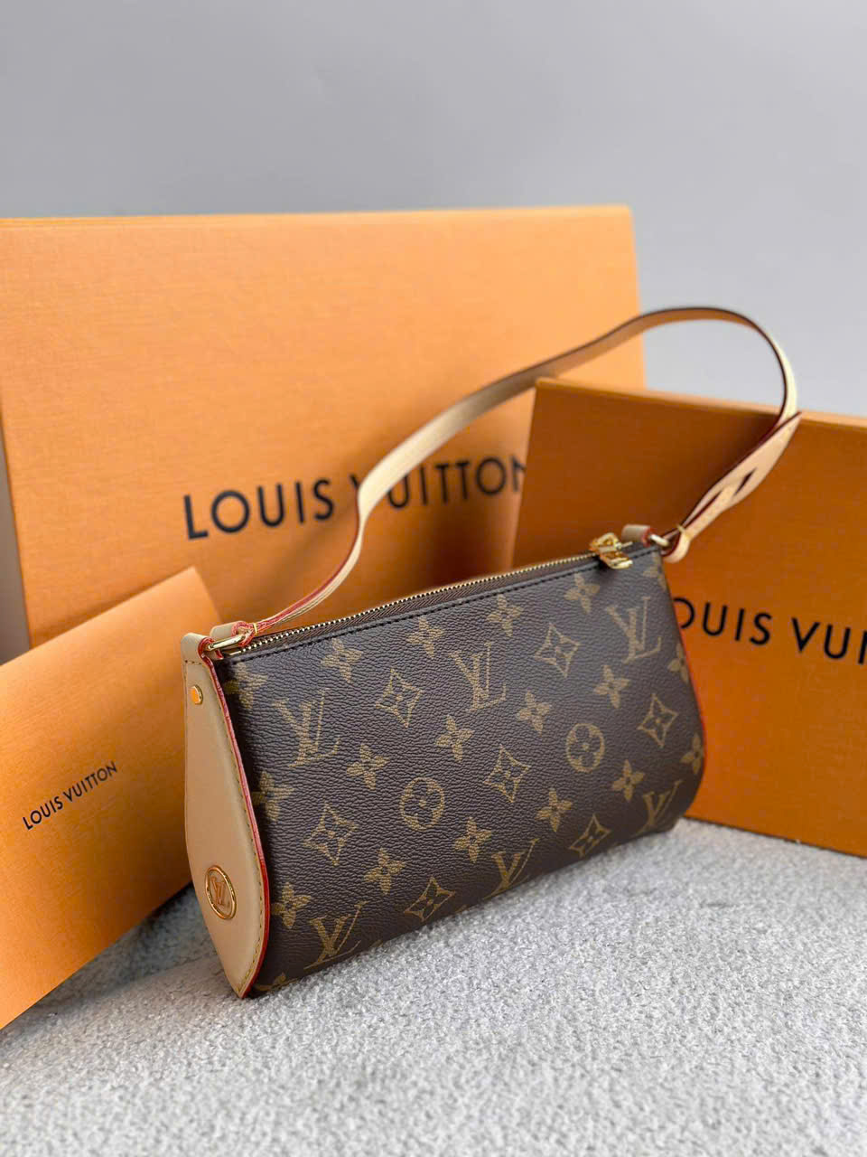 Túi đeo vai Louis Vuitton