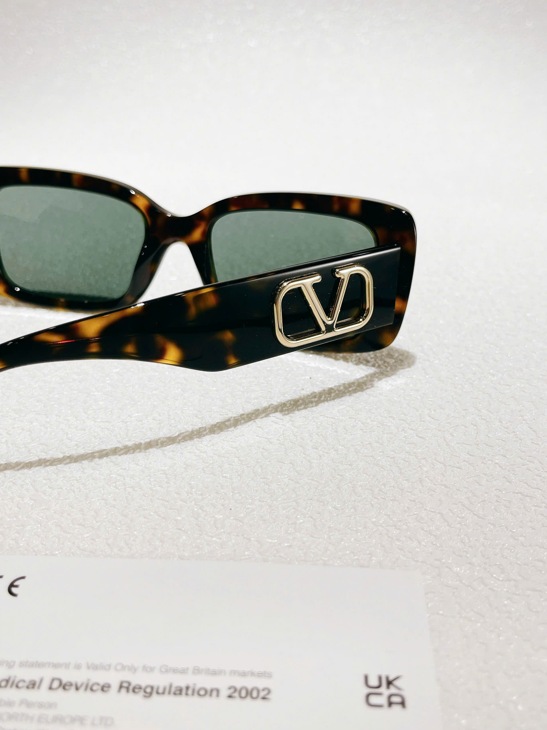 Kính mát nữ Valentino