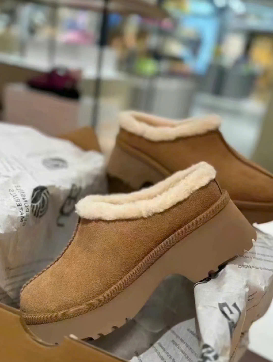 Sục UGG Nâu Viền Trắng