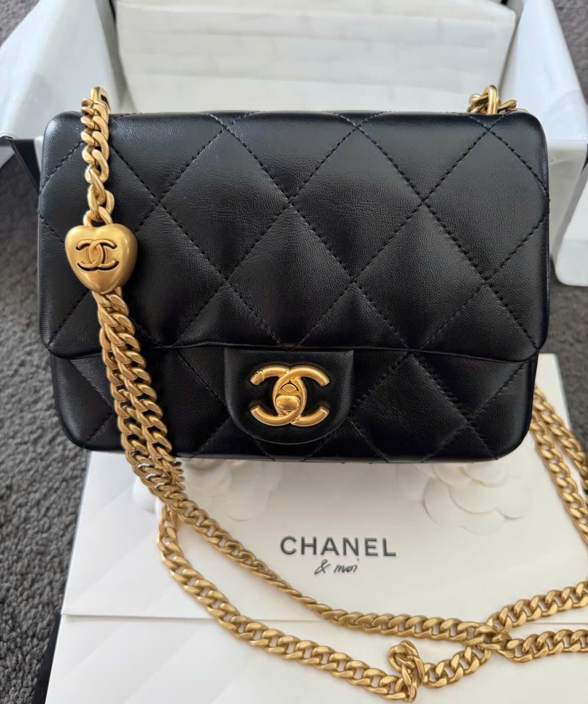 Chanel mini 8 cham tim
