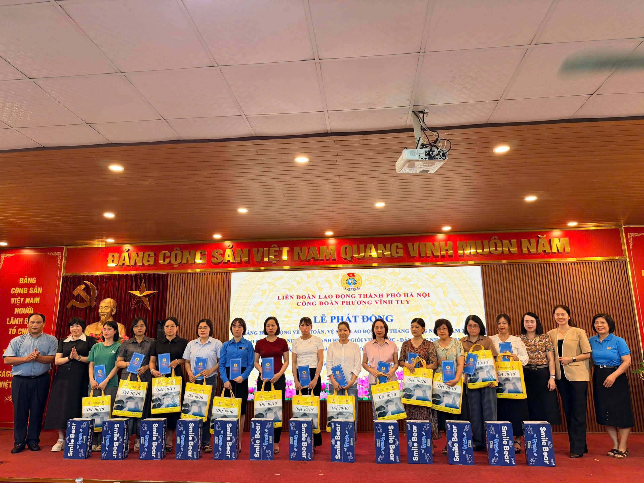 Lễ phát động Tháng hành động về an toàn, vệ sinh lao động và Tháng Công nhân năm 2026, trao Giấy công nhận danh hiệu “Giỏi việc nước, đảm việc nhà” năm 2025, trao trợ cấp và quà tới các đoàn viên, người lao động mắc bệnh hiểm nghèo