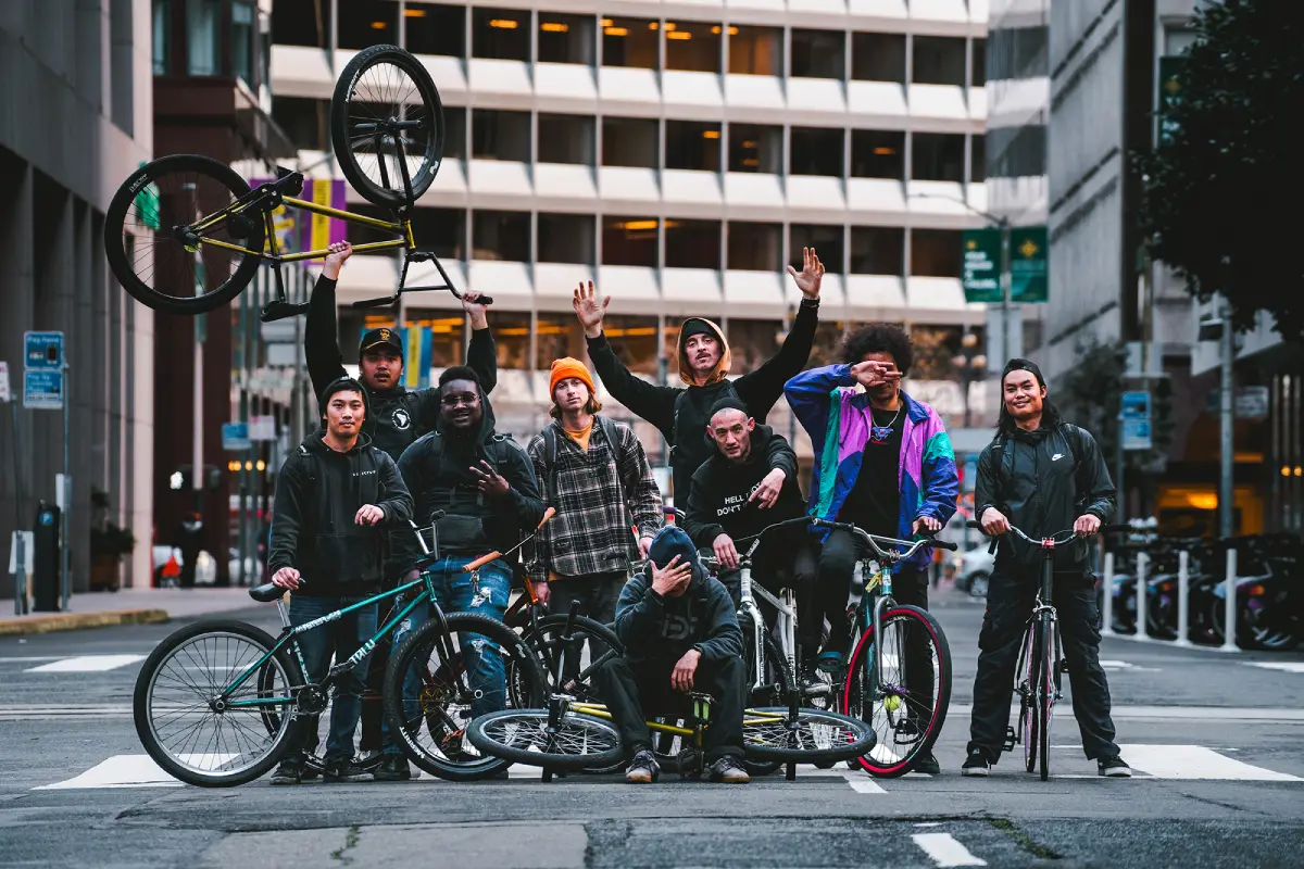 nhom-cac-ban-tre-yeu-thich-xe-dap-fixed-gear