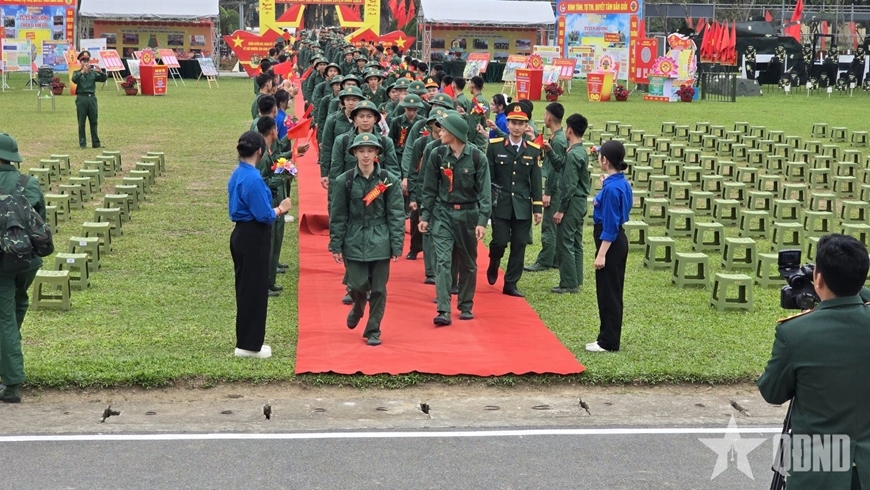 Người chiến sĩ trẻ chuẩn bị nhập ngũ