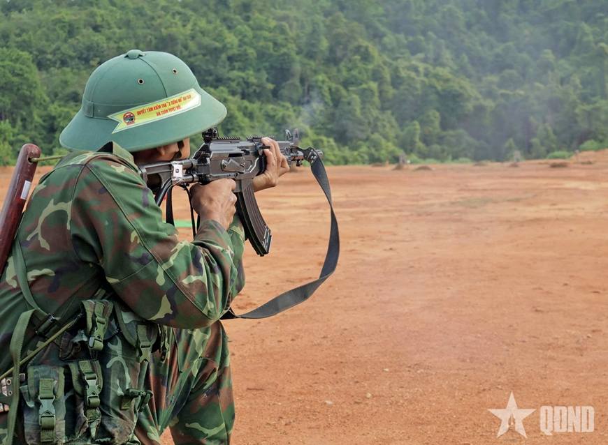 Quân đội đẩy nhanh quá trình thay thế súng AK bằng dòng súng STV do Việt Nam sản xuất