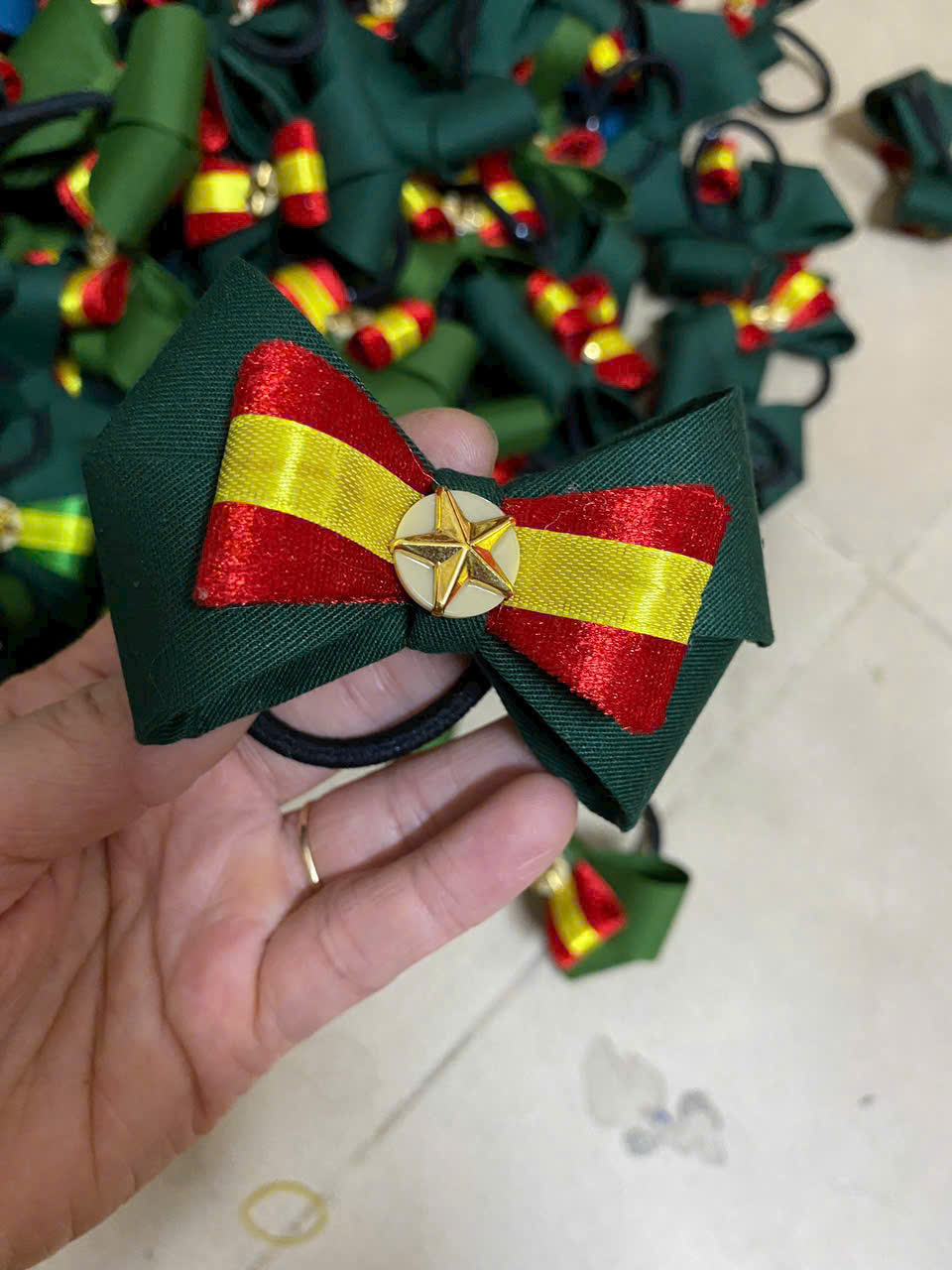 Nơ cột tóc handmade phong cách chiến sĩ dễ thương