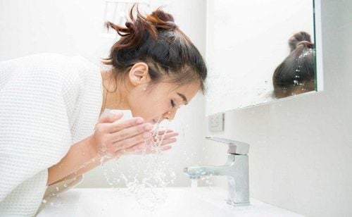 10 thói quen chăm sóc da có thể làm trầm trọng thêm tình trạng mụn