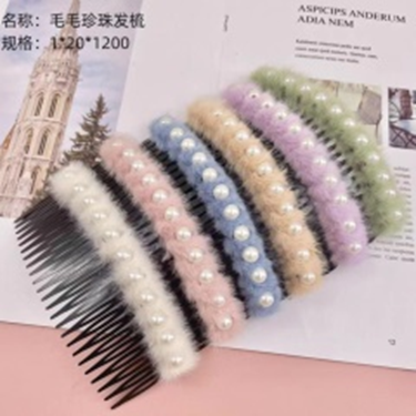 Lược cài tóc đính ngọc trai lông.