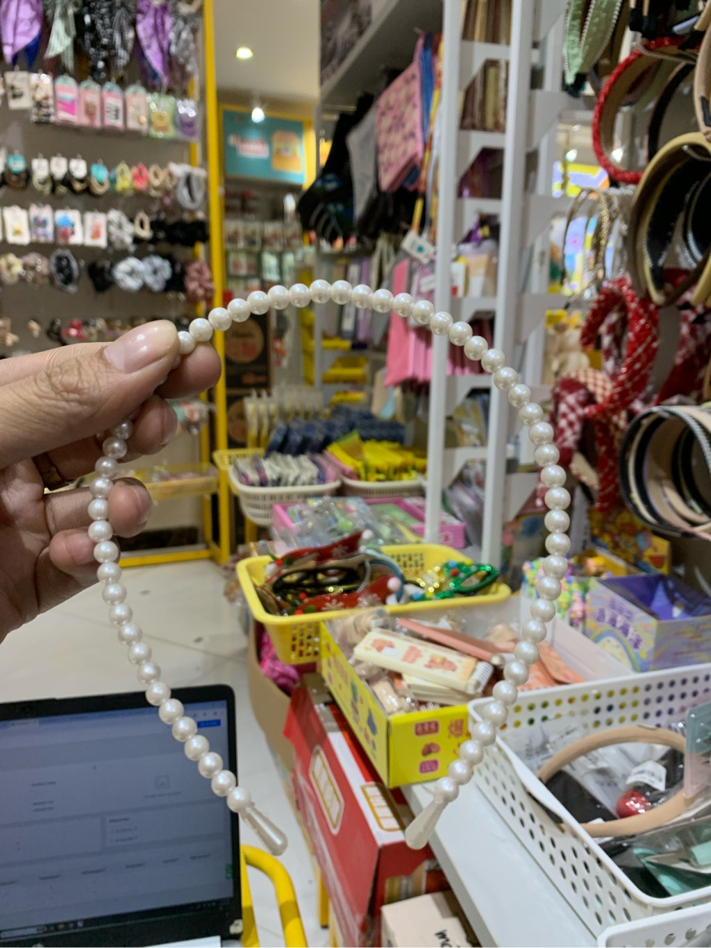 Bờm tóc ngọc trai, một hàng.