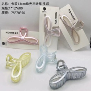 Kẹp tóc ngọc trai hình cỏ ba lá, kích thước 13 cm, đóng thẻ.