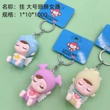 Móc treo bé gái cánh lớn.