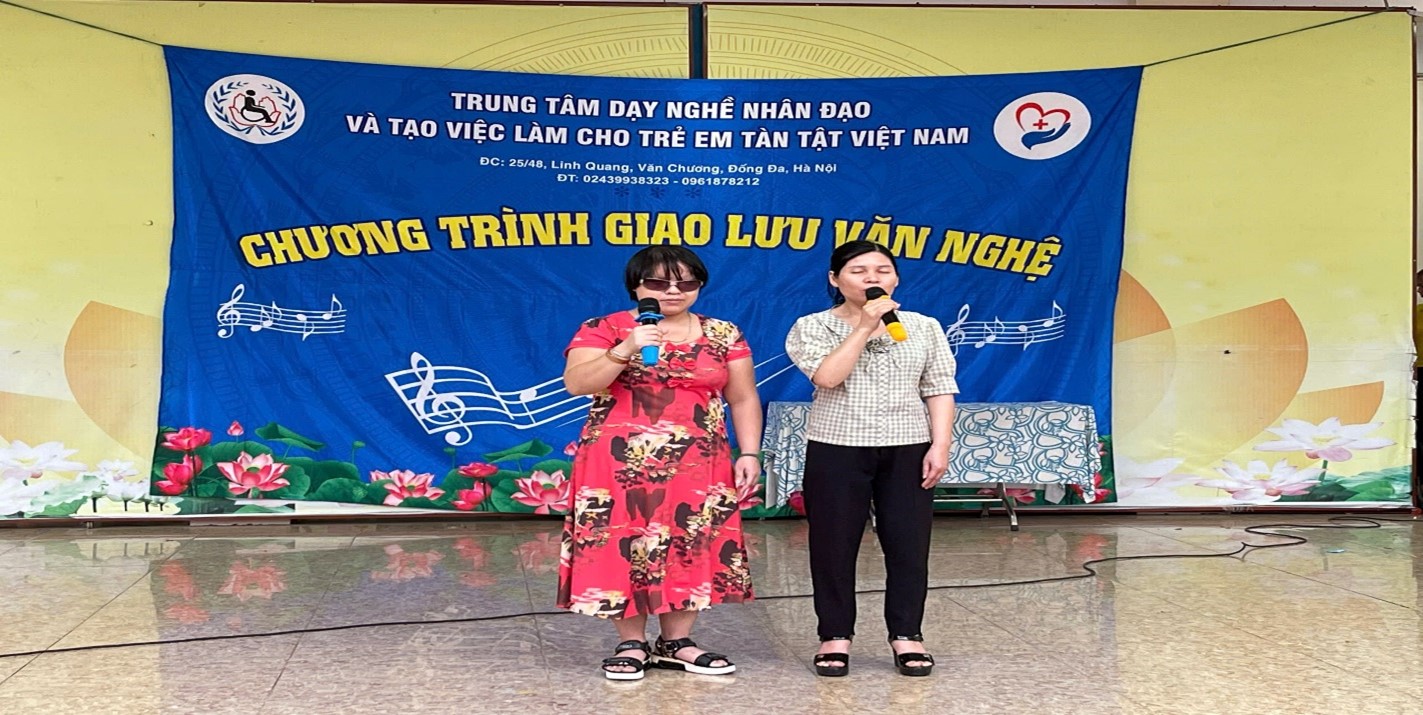 Giáo viên, học sinh trường Tiểu học Yên Sở quyên góp ủng hộ 22.304.000 đồng trong buổi giao lưu văn nghệ với Trung tâm dạy nghề nhân đạo và tạo việc làm cho trẻ em tàn tật Việt Nam