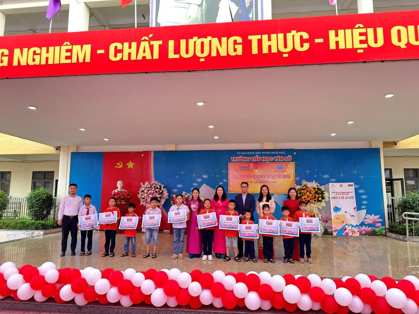 CÔNG TY CỔ PHẦN TOYOTA IDMC HOÀI ĐỨC TRAO TẶNG HỌC BỔNG CHO 12 HỌC SINH TRƯỜNG TIỂU HỌC YÊN SỞ CÓ HOÀN CẢNH KHÓ KHĂN