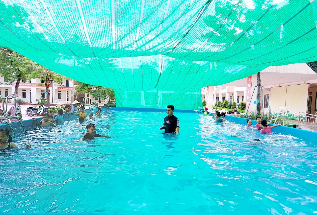Trường Tiểu học Yên Sở tổ chức các lớp phổ cập bơi cho học sinh năm 2022