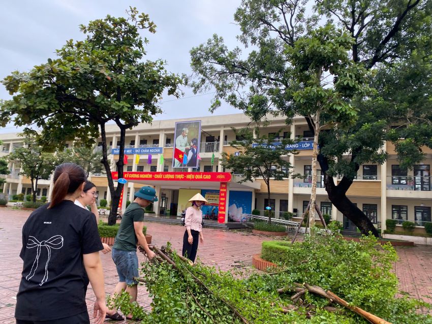 Trường TH Yên Sở khắc phục hậu quả sau bão, chuẩn bị cơ sở vật chất đón các em học sinh trở lại trường!