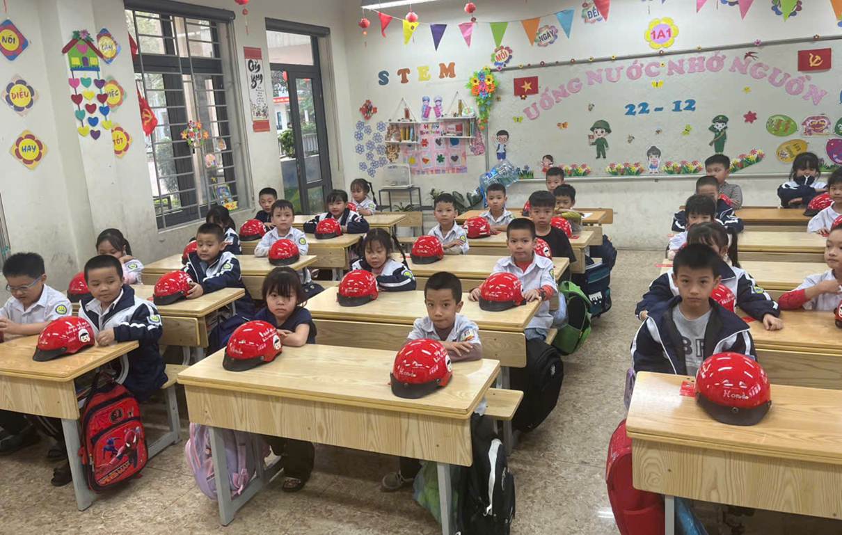 HONDA VIỆT NAM TRAO TẶNG MŨ BẢO HIỂM CHO HỌC SINH LỚP 1 – TRƯỜNG TIỂU HỌC YÊN SỞ