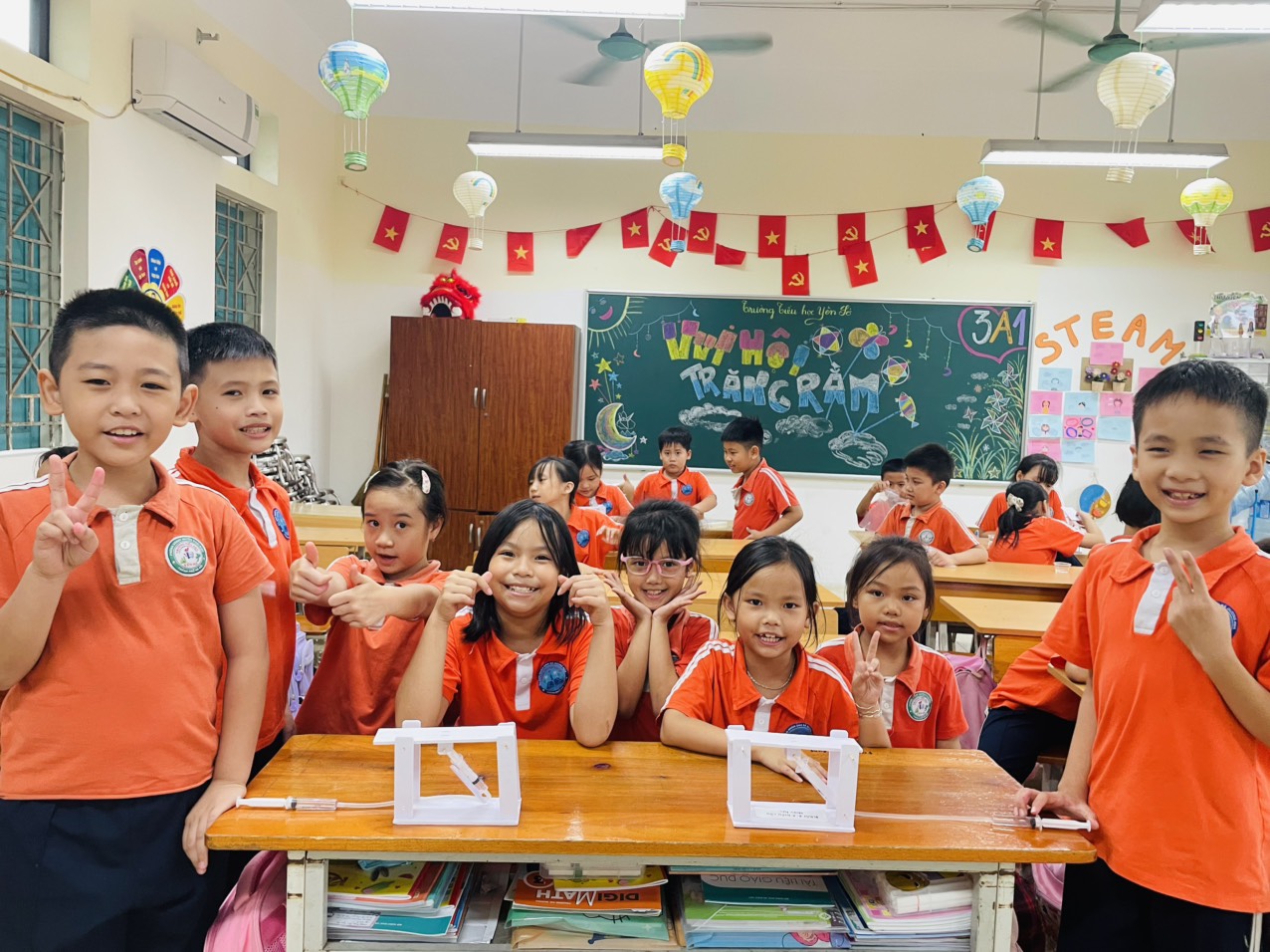 HỌC SINH KHỐI 3 HÀO HỨNG VỚI HOẠT ĐỘNG STEM