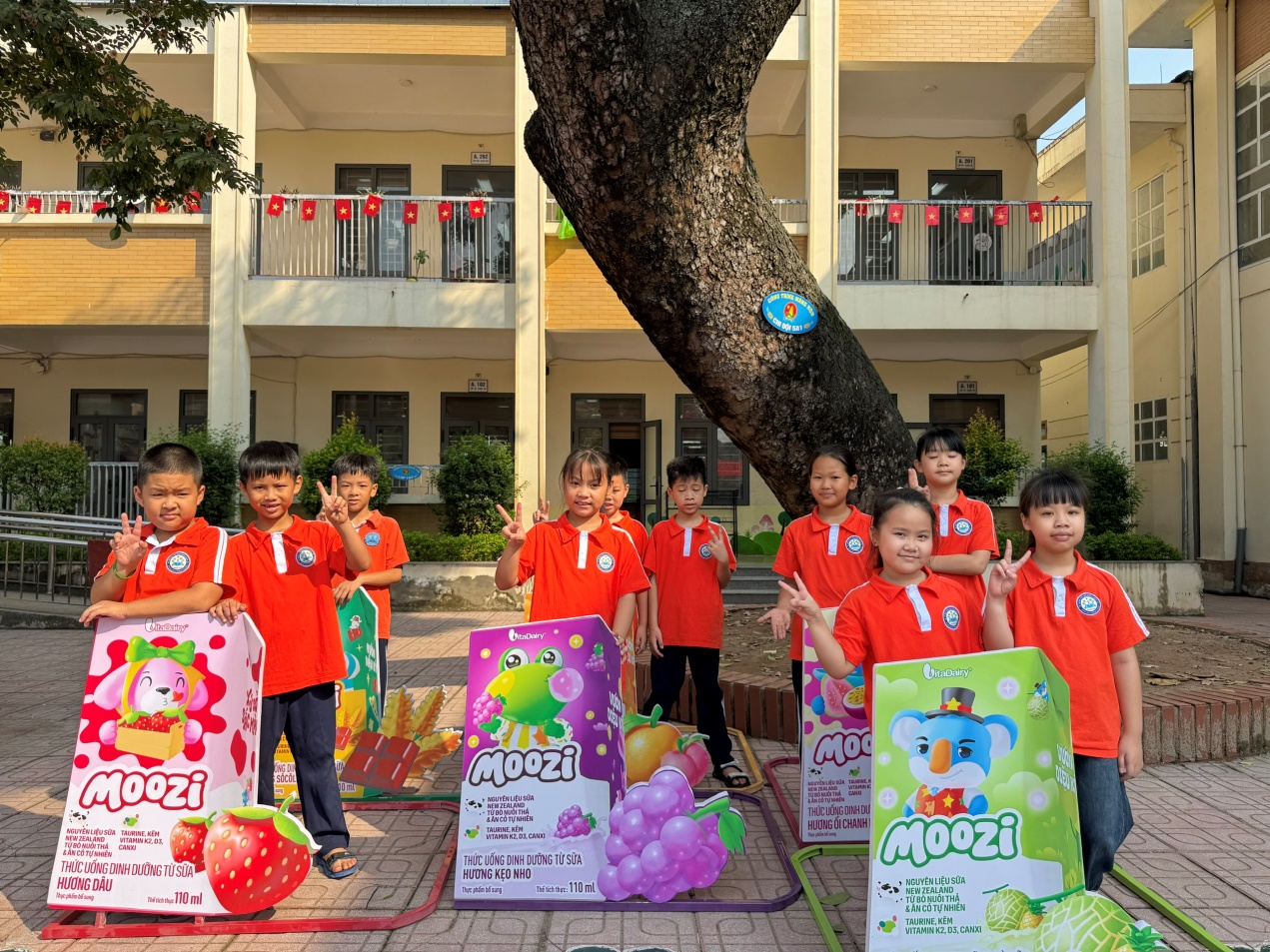 RỘN RÀNG SINH HOẠT DƯỚI CỜ TẠI TRƯỜNG TIỂU HỌC DƯƠNG HÒA 3