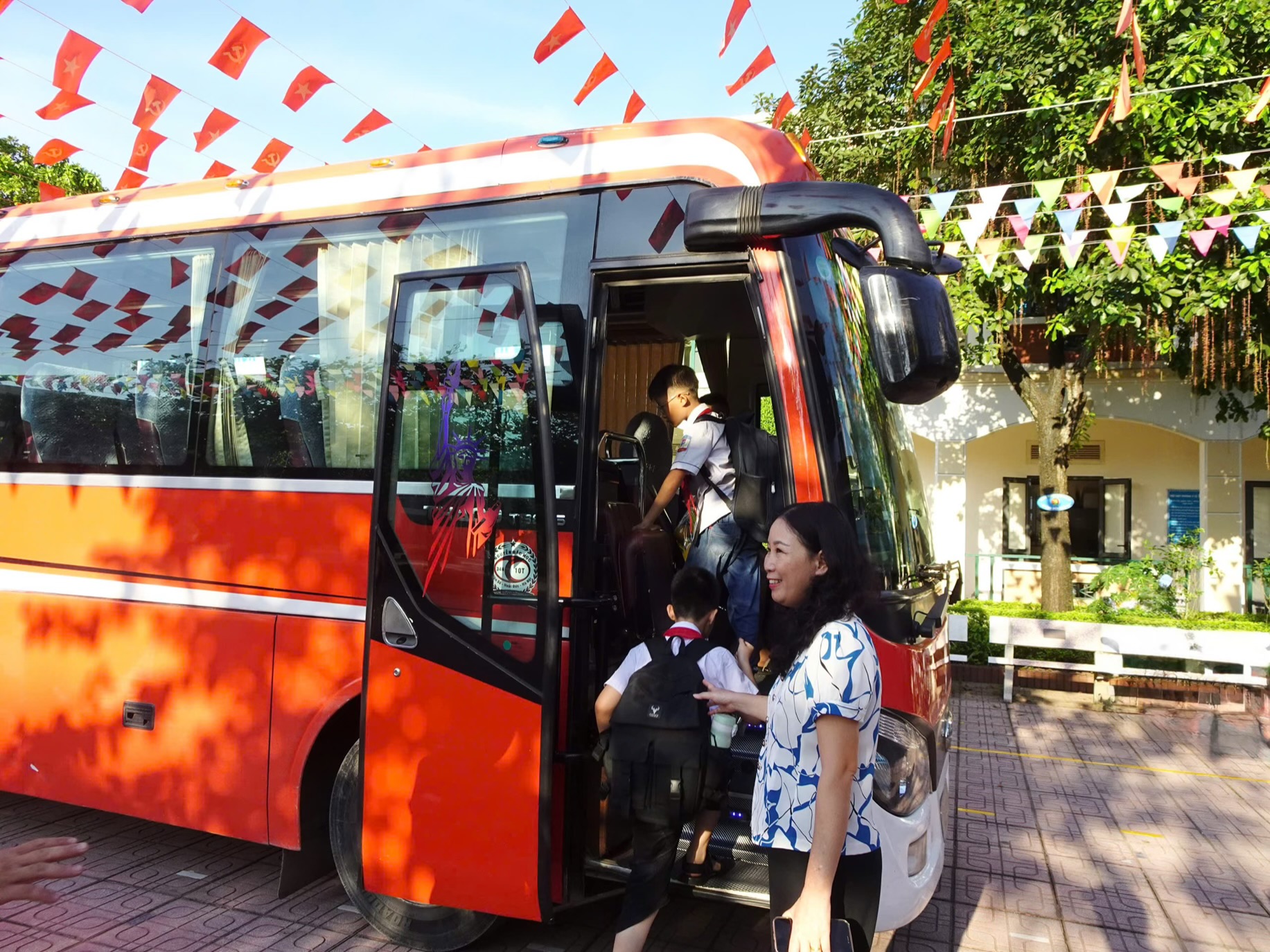 Trường Tiểu học Yên Sở tổ chức xe đưa đón học sinh đến trường  đảm bảo an toàn sau mưa bão
