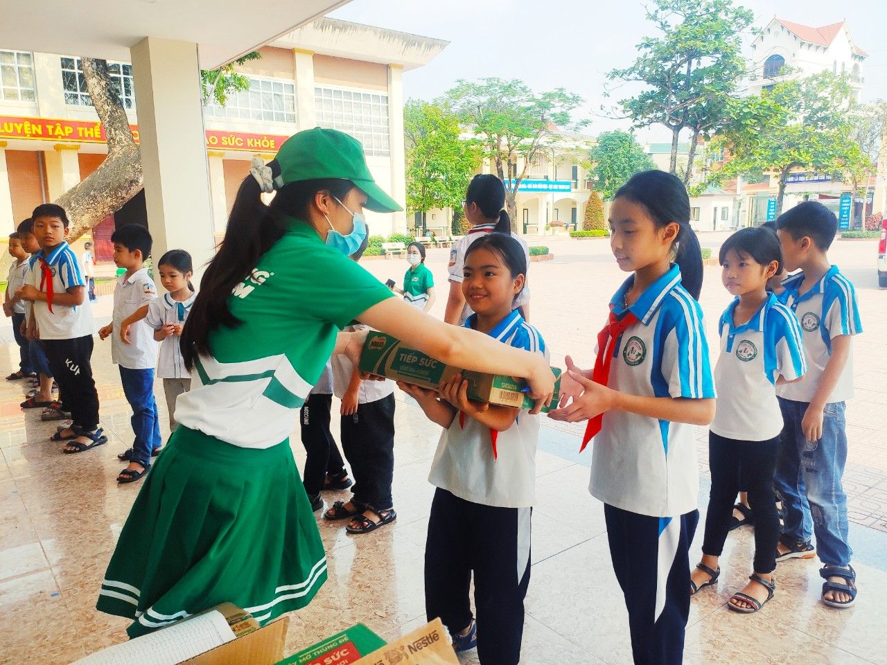 Công ty sữa Milo trao tặng sữa cho học sinh trường Tiểu học Yên Sở