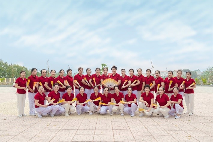 Cô Hải cùng các hội viên trong Câu lạc bộ dưỡng sinh.