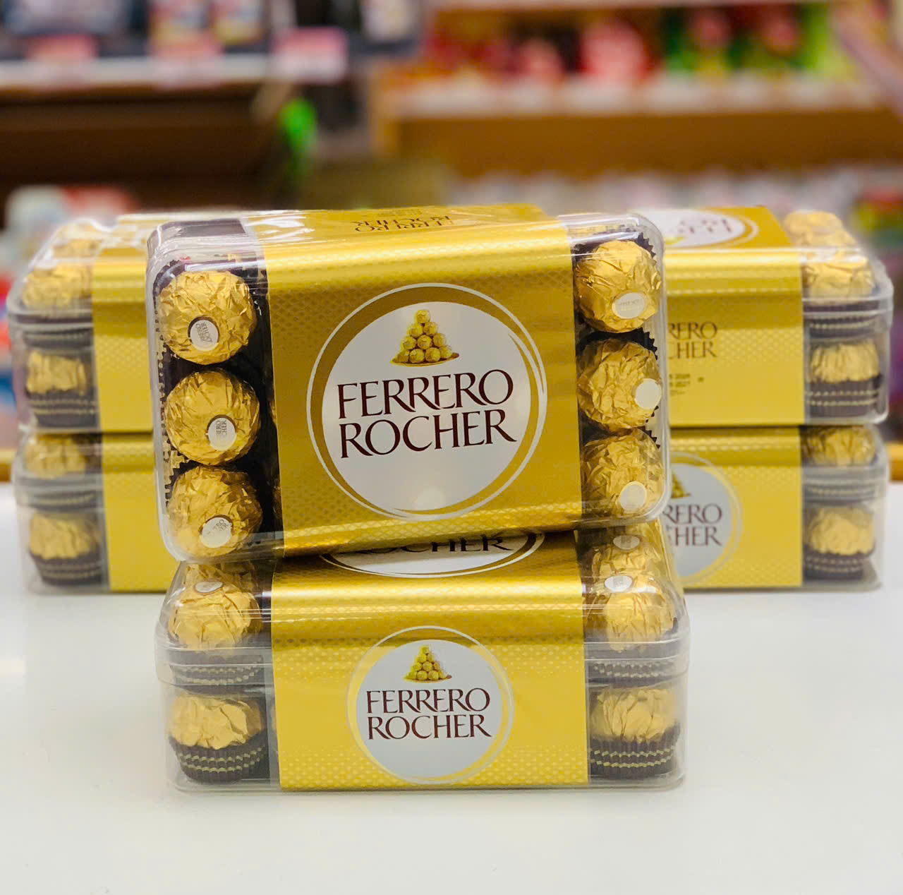 Socola Ferrero Collection Cao Cấp của Ý, thơm ngon đậm vị, được bọc một lớp socola sữa bên ngoài kết hợp cùng các loại hạt, có nhân kem và hạt dẻ bên trong - SWOT