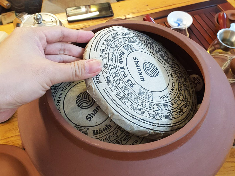 JAR OF 12 YEN BAI RAW TEA CAKES 2020/1B2L