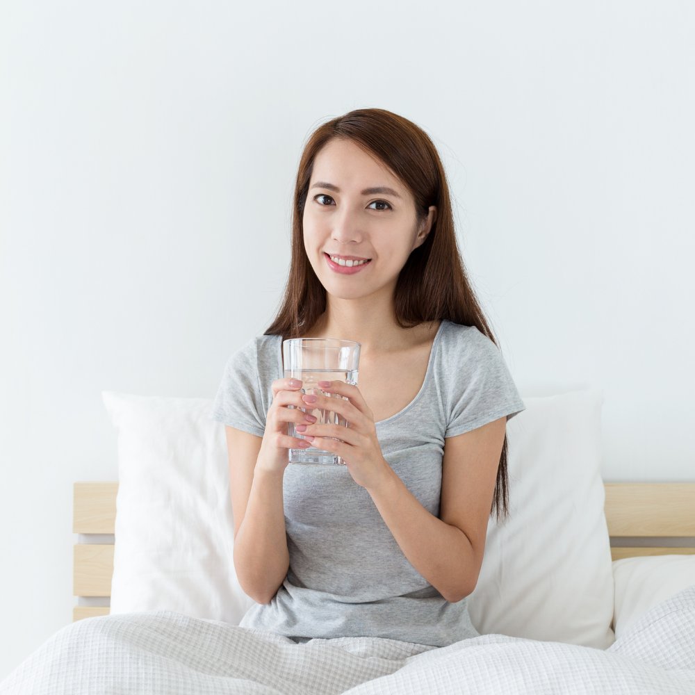 Uống nước trước khi ngủ có tốt không? Cần lưu ý gì?