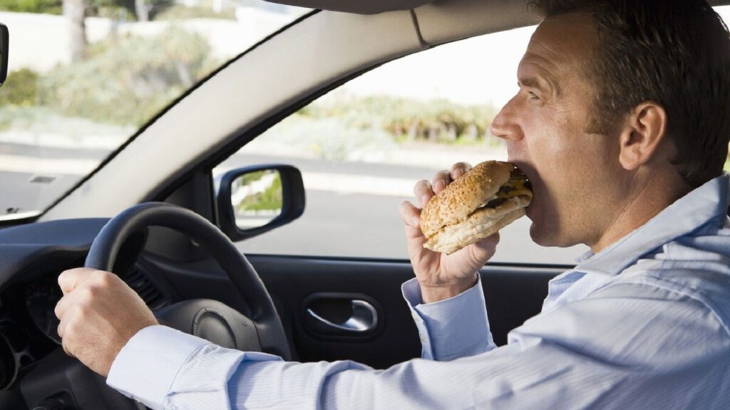 Tìm hiểu nguyên nhân và cách khử mùi ô tô đơn hiệu quả nhất