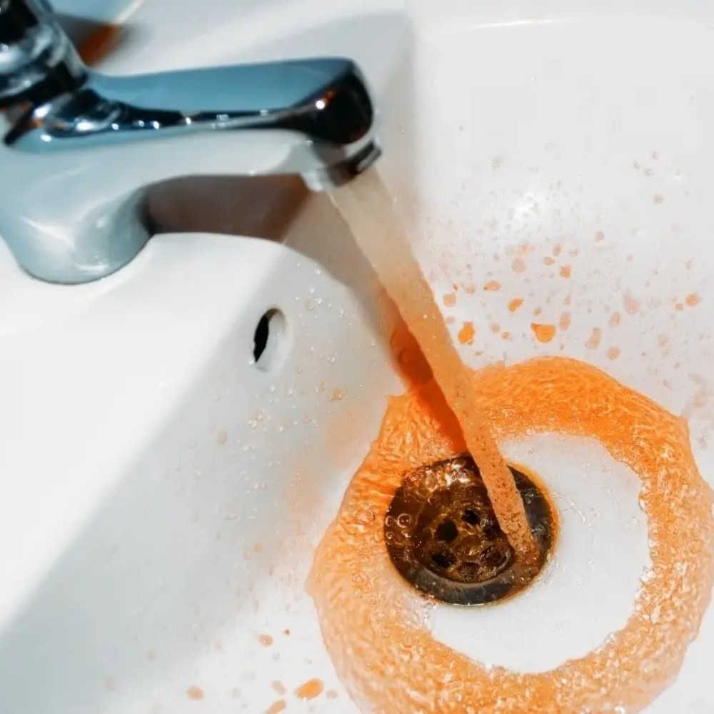 Nước bị nhiễm phèn: Nguyên nhân, cách nhận biết và xử lý
