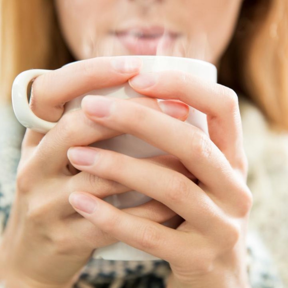 Uống nước nóng có tốt không? 10 Lợi ích bất ngờ từ nước nóng