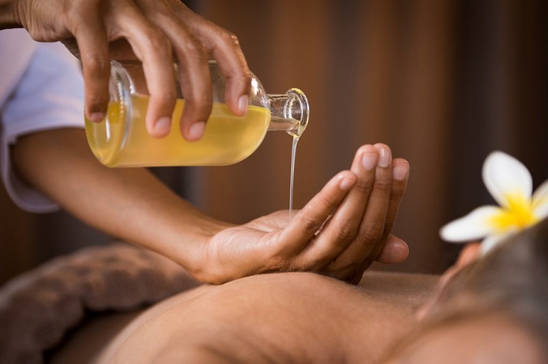 Massage trị liệu tinh dầu là gì? Phương pháp này đem lại có hiệu quả không?