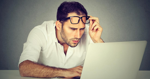 Cách đeo và chọn kính không độ an toàn cho mắt
