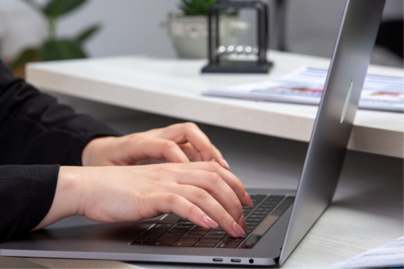 Giữ khoảng cách phù hợp giữa mắt và các thiết bị điện tử để bảo vệ thị lực