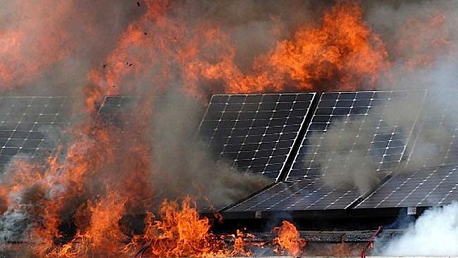 Cảnh Báo Nguy Cơ Cháy Nổ Hệ Thống Điện Mặt Trời & Giải Pháp Phòng Ngừa Hiệu Quả