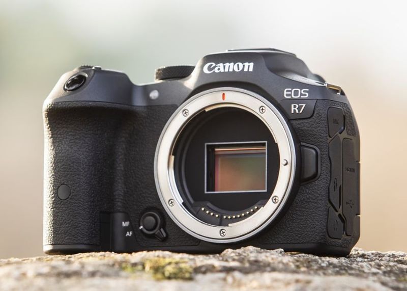 [Đánh giá] Canon EOS R7: Chiếc Máy Ảnh APS-C Đặc Biệt Với Hiệu Năng Tốc Độ Vượt Trội