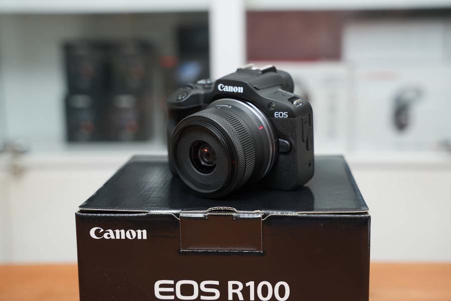 Canon EOS R100 kit 18-45mm: Máy ảnh mirrorless nhập môn đáng mua 2026?