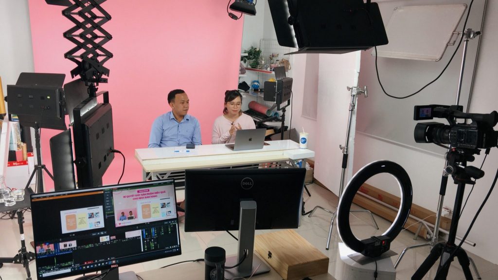 Setup phòng livestream chuyên nghiệp với máy ảnh gồm những gì