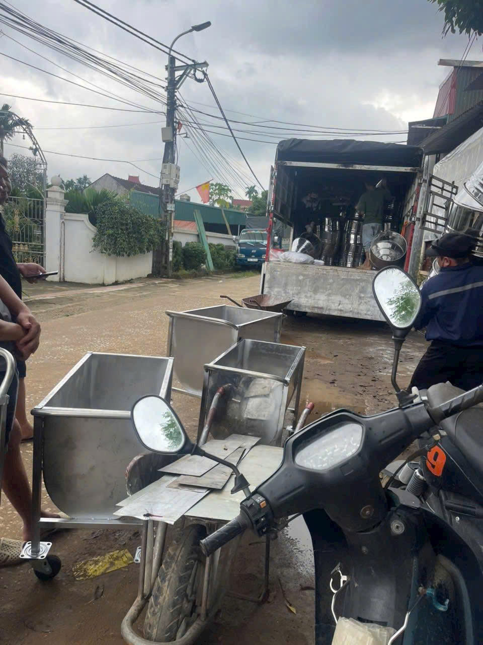 Xe Đẩy Cám: Thiết Bị Cần Thiết Để Tối Ưu Quy Trình Chăm Sóc Vật Nuôi