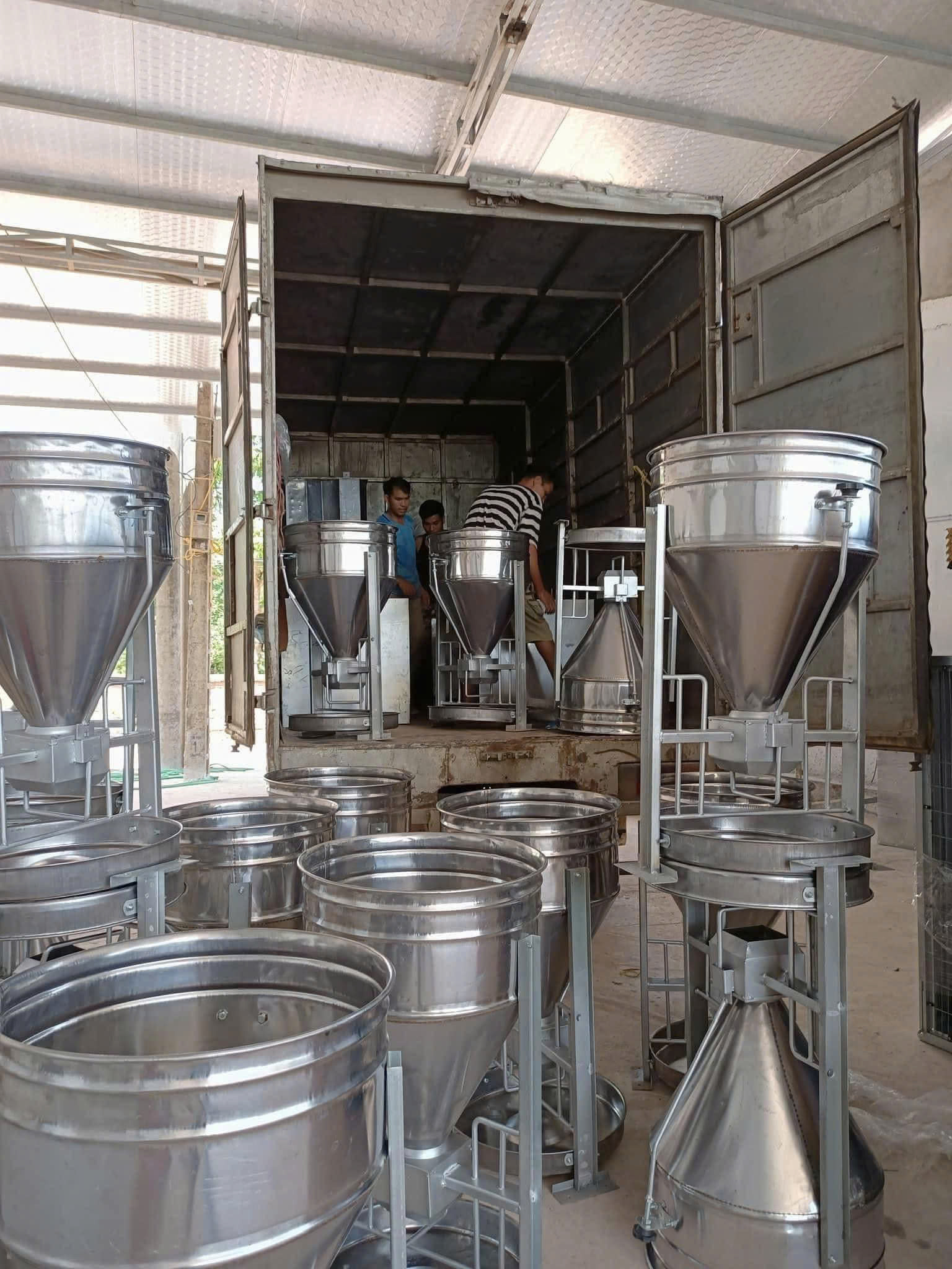 Máng Ăn Cho Heo: Giải Pháp Tối Ưu Chi Phí Và Hiệu Quả Chăn Nuôi