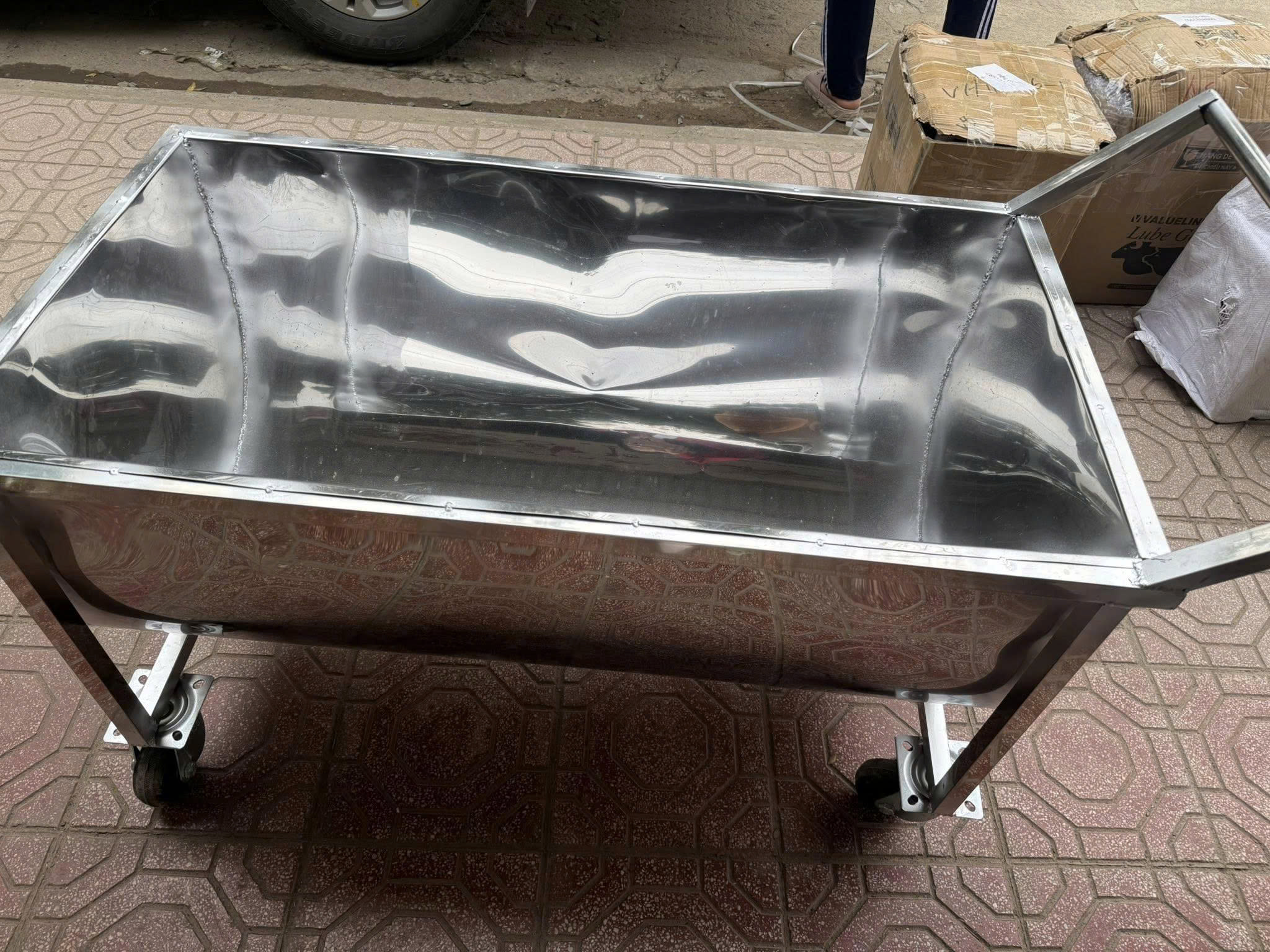 Xe Đẩy Cám: Thiết Bị Cần Thiết Để Tối Ưu Quy Trình Chăm Sóc Vật Nuôi